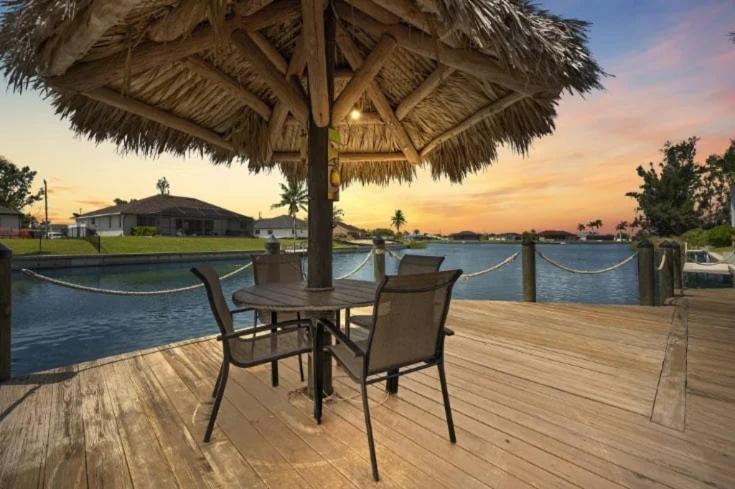 Captivating Paradise, Pool Table, Tiki Hut, - Cape Sunset Villa - Roelens, Cape Coral