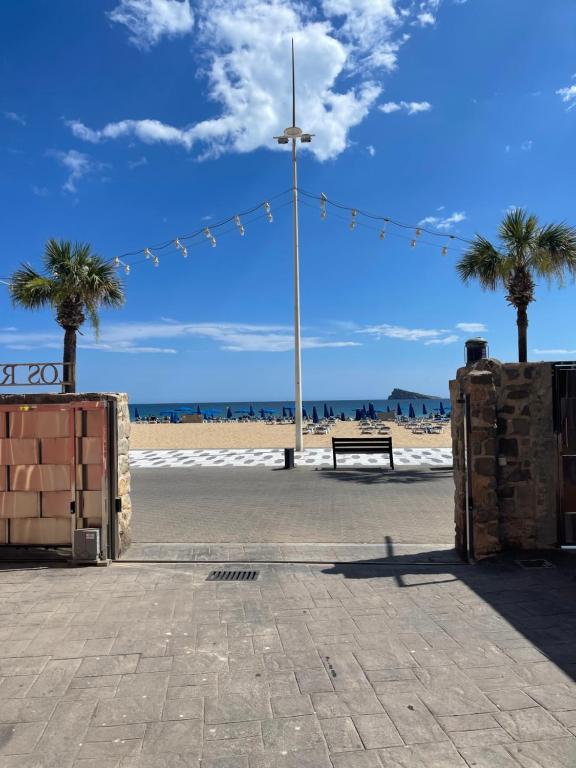 Between Sea and Party, Los Ranchos, Levante first line, terraced Apartment, self check-in, free parking, Benidorm