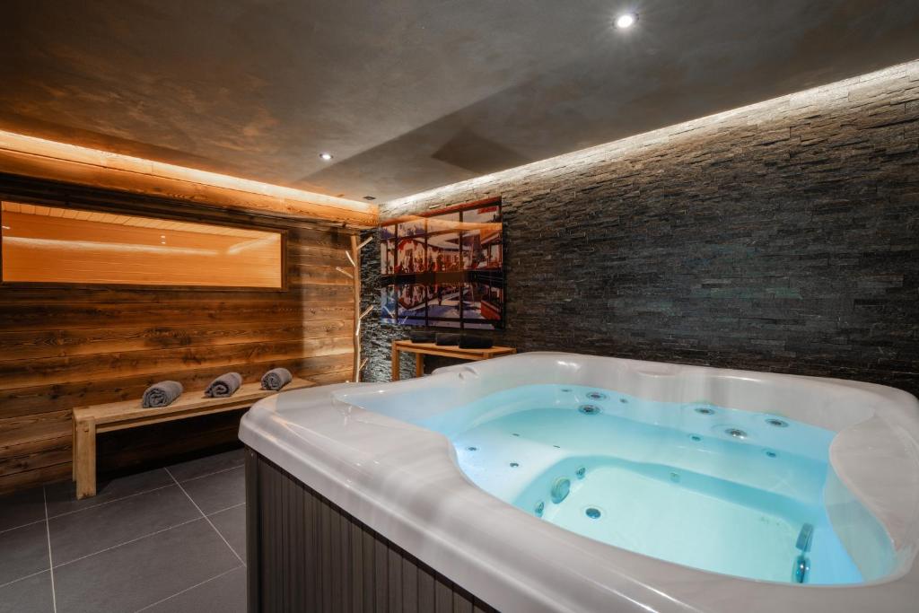 Serrechevalierholidays Chalet Piscine chauffée&Spa, jardin, billard, ping-pong, baby-foot 18 personnes - 2