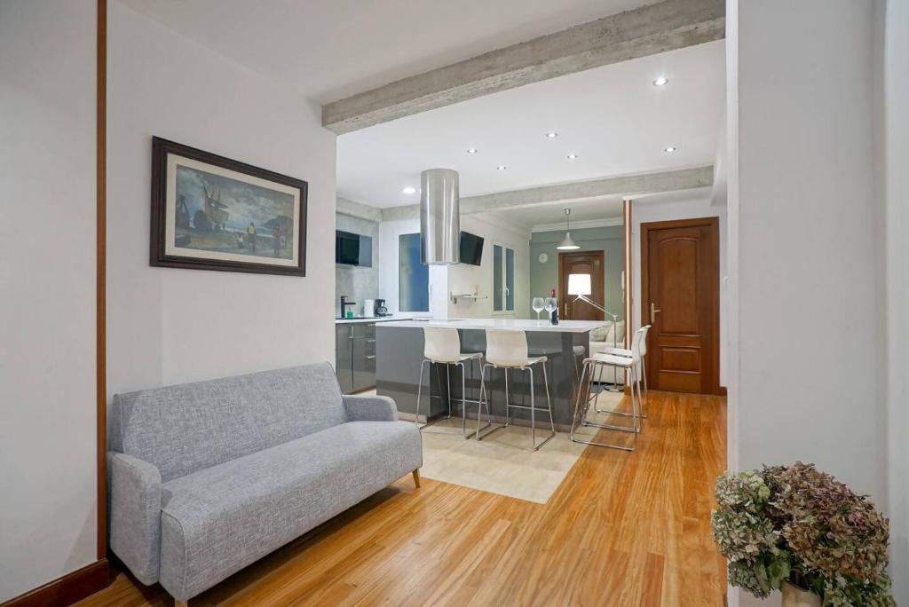 Amplio apartamento en Gros con parking privado - 1