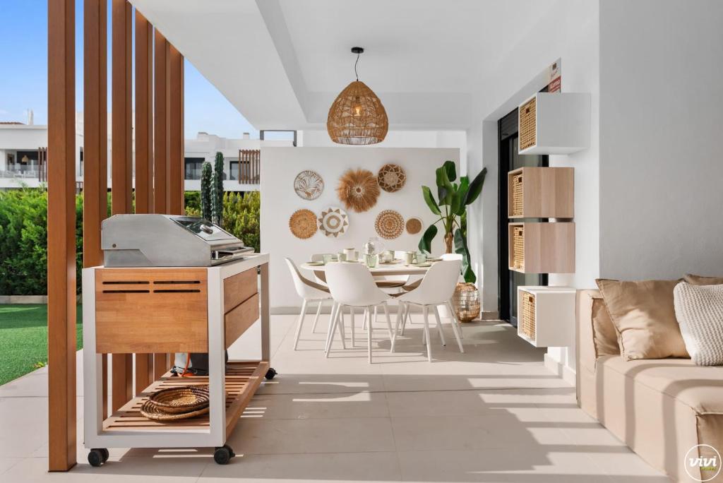 ViVi Homes - Sublime Close to the beach, Garden, Pool & Hot Tub - 2