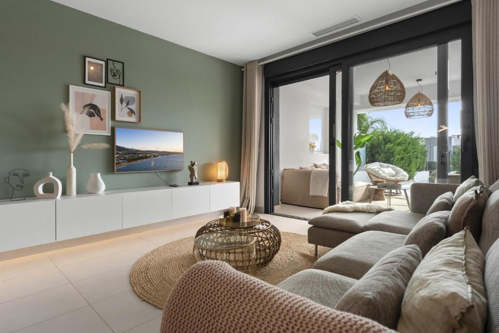 ViVi Homes - Sublime Close to the beach, Garden, Pool & Hot Tub - 4