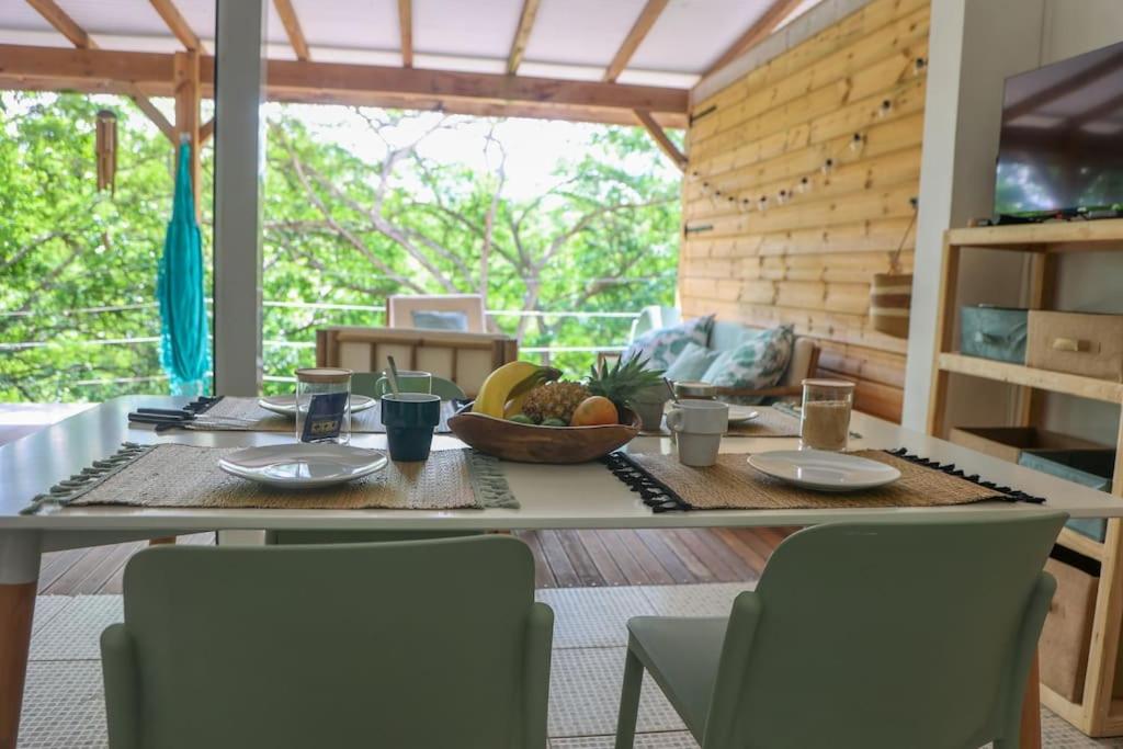 L'ALOE VERA, appartement cosy, décor verdoyant et cadre paisible, à proximité des plages, Le Gosier