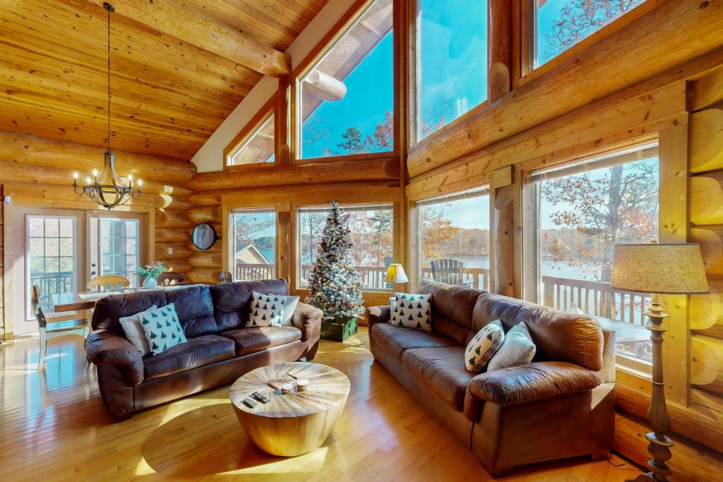 Falcon's Nest, Mineral