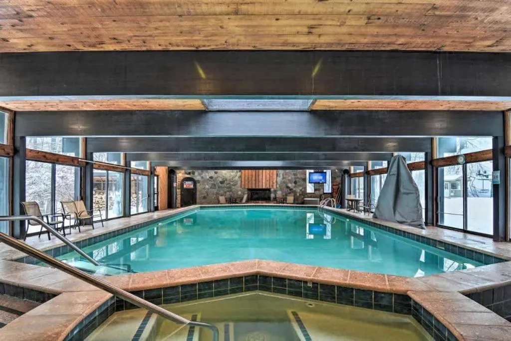 Top Floor Luxury, Sauna, Private Pool, Lake Bellaire Beach, 5 beds, 4 full bath, hotel in Bellaire