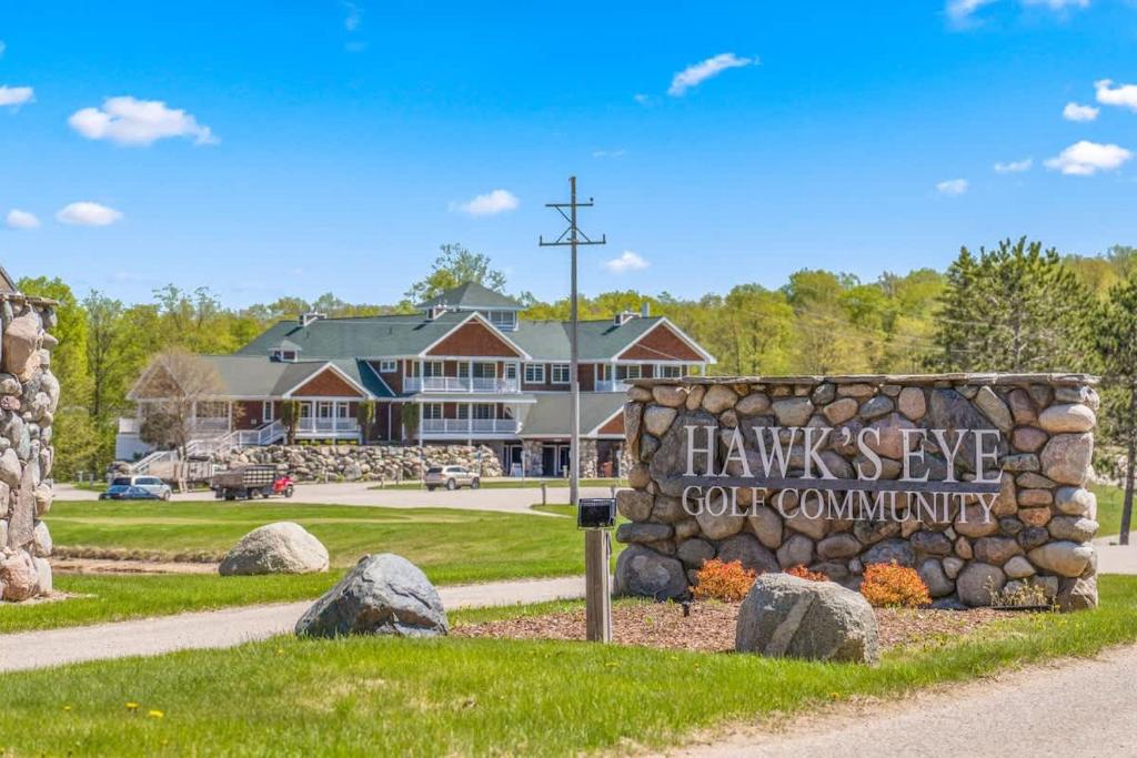 Unique, Personalized open living condo, Golf, SKi, near Shanty Creek, WIFI, Bellaire