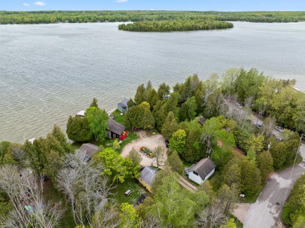 Sunset Shores - Chalet Cabin #3 by Simple Life Rentals, Baileys Harbor