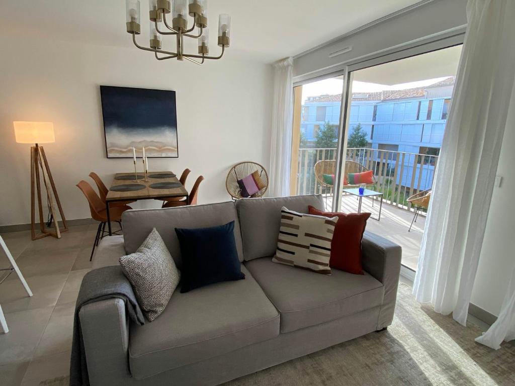 Fabulous Two-Bedroom Apartment with parking - 1
