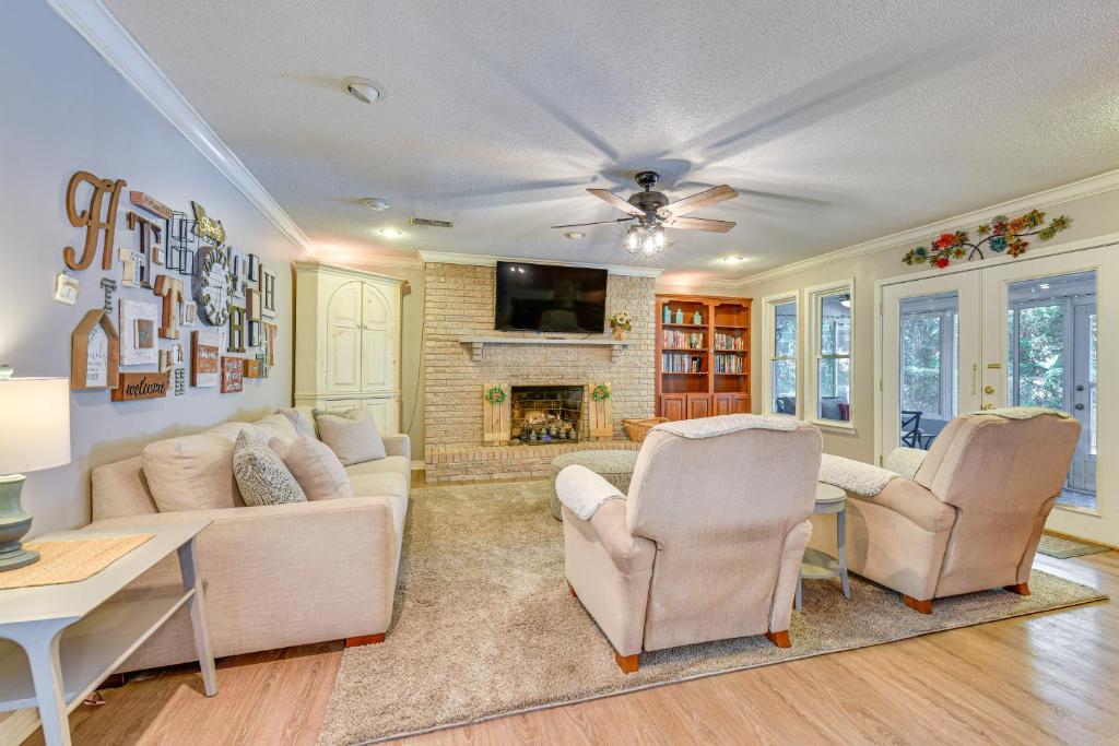 Spacious Home with Hot Tub in Fort Walton Beach!, Fort Walton Beach