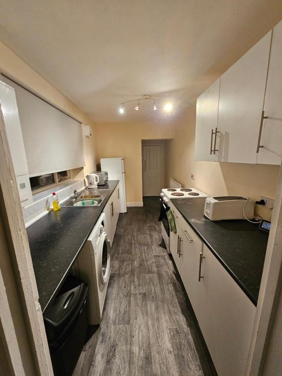 Darlington DL3 x 4BD x Sleeps 15 x Serviced Accomodation x Emergency Accomodation x Temporary Accomodation x DM for Weekly Monthly Deals x Free Parking X Wifi, Darlington