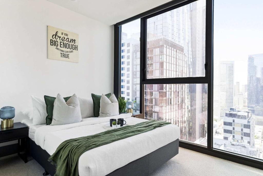 Stylish 2BR Apartment with Panoramic City Views, Melbourne