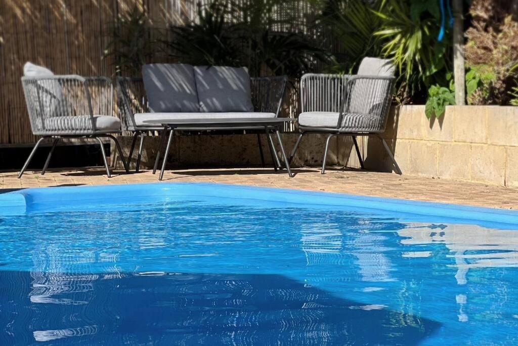 Cosy, private guest house with pool and private parking, Rockingham
