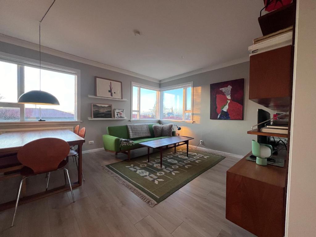 Homely flat with amazing views, Reykjavík