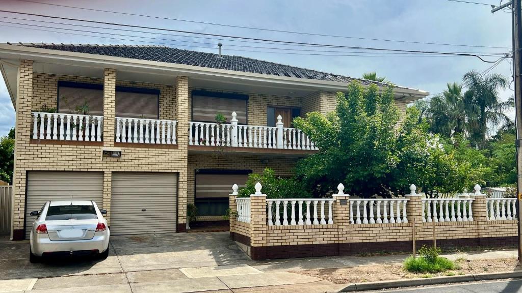 Croydon Beautiful entire top floor 200sqm, Croydon