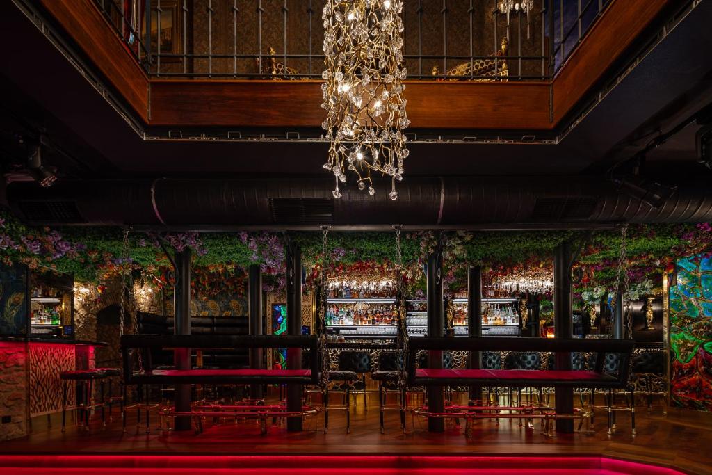 Bar/lounge, U Zlateho Stromu Hotel in Prague