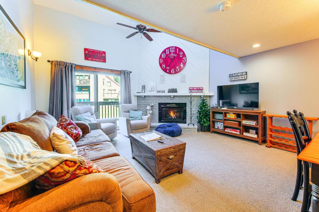 Walk to Mt Snow Cozy West Dover Condo, West Dover