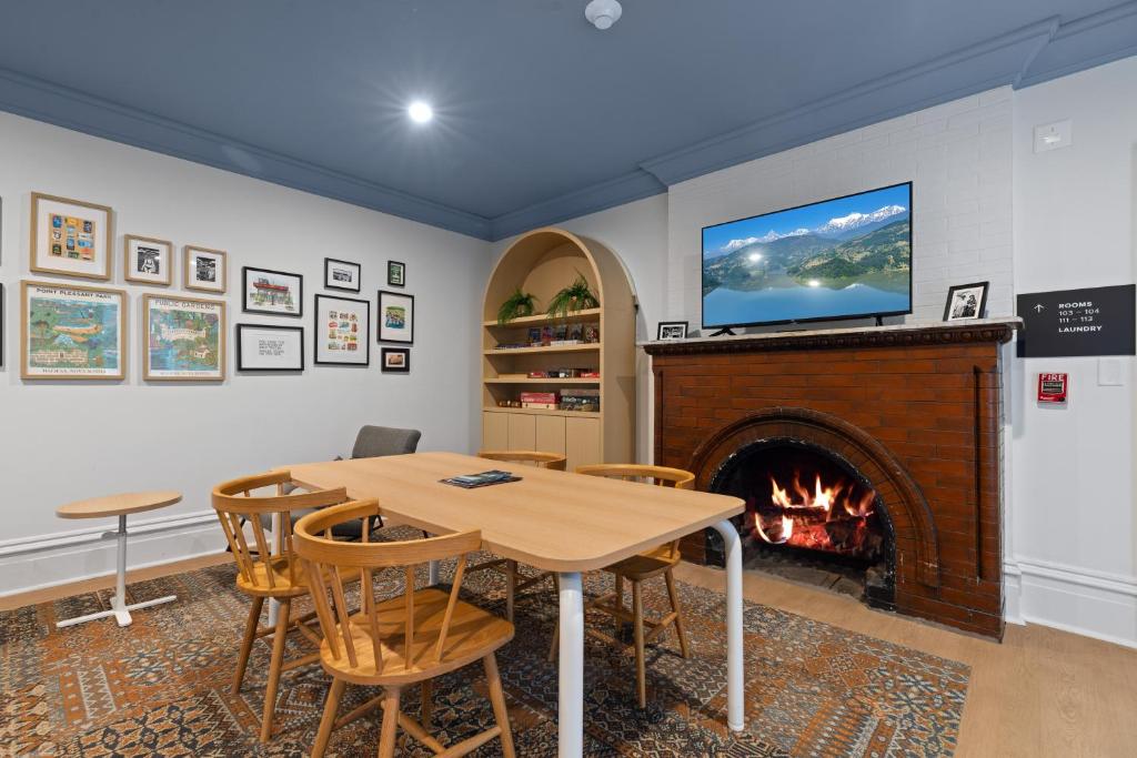 Shared lounge/TV area, HI Halifax Heritage House Hostel in Halifax (NS)