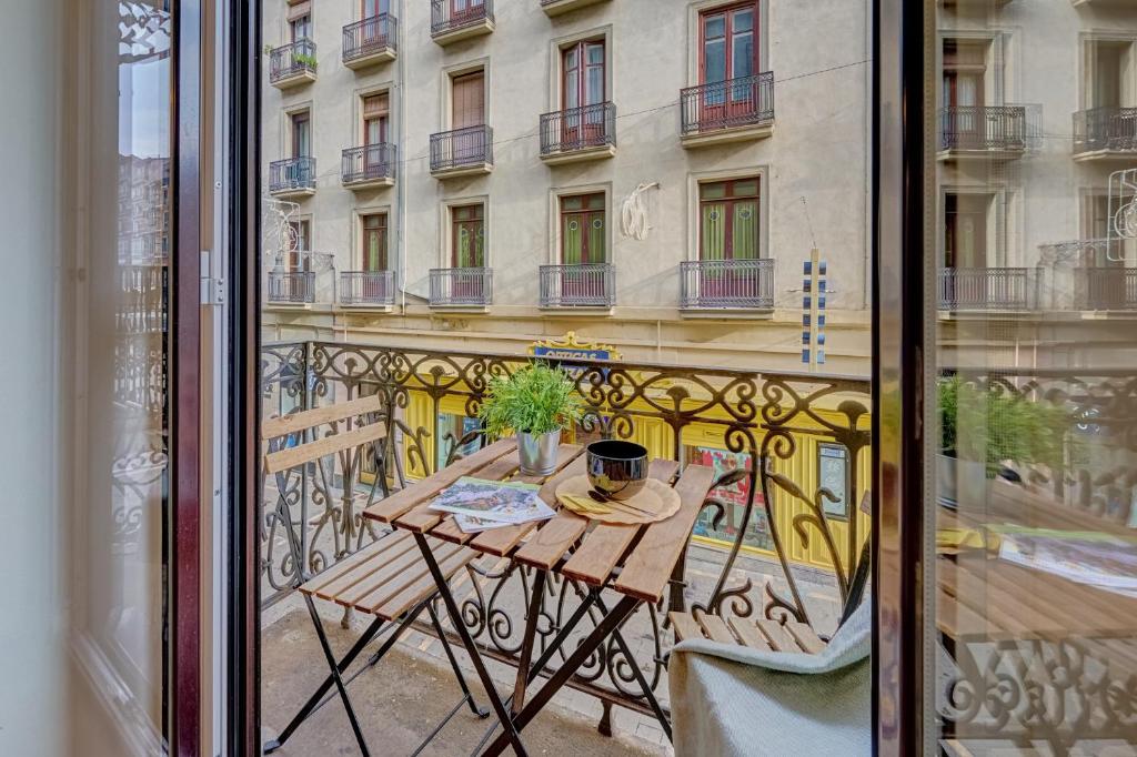 Chapitela 24 by Clabao, Pamplona