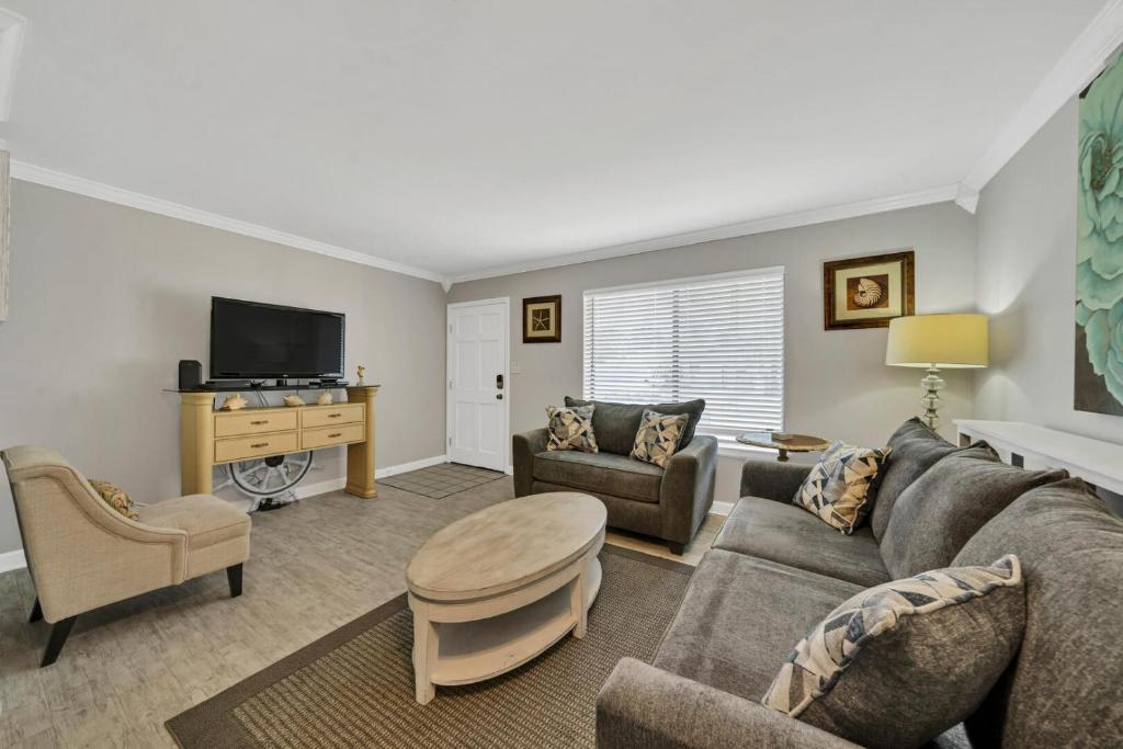 Sandprints II B-1 sleeps 4 close to beach, Destin