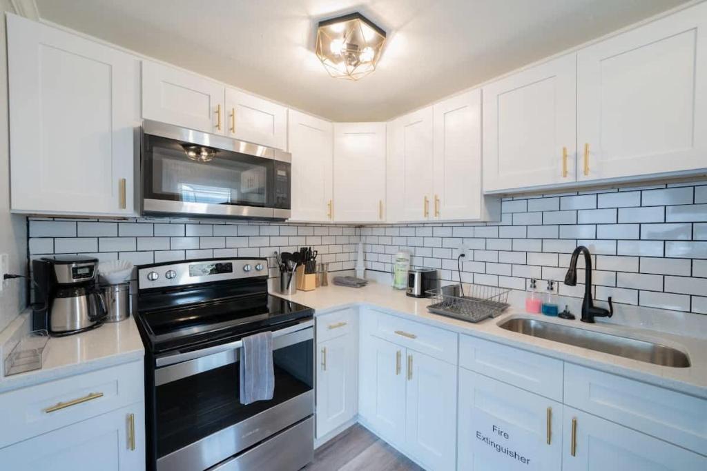 OV Mosaic - Golden Suite, North Camellia Acres