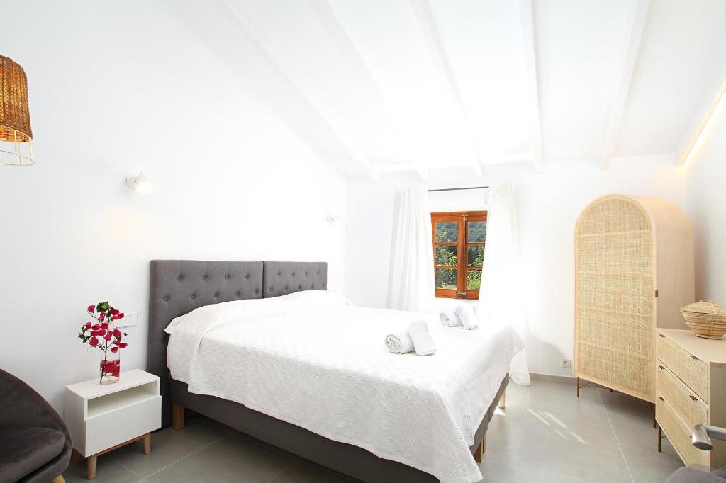 Country Lane Farmhouse Set In Pollenca Hills - 3