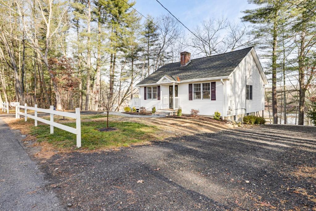 Less Than 3 Mi to UConn Peaceful Home on Pine lake, Coventry