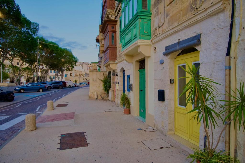 Sea Front Studio with Valletta Views, Kalkara