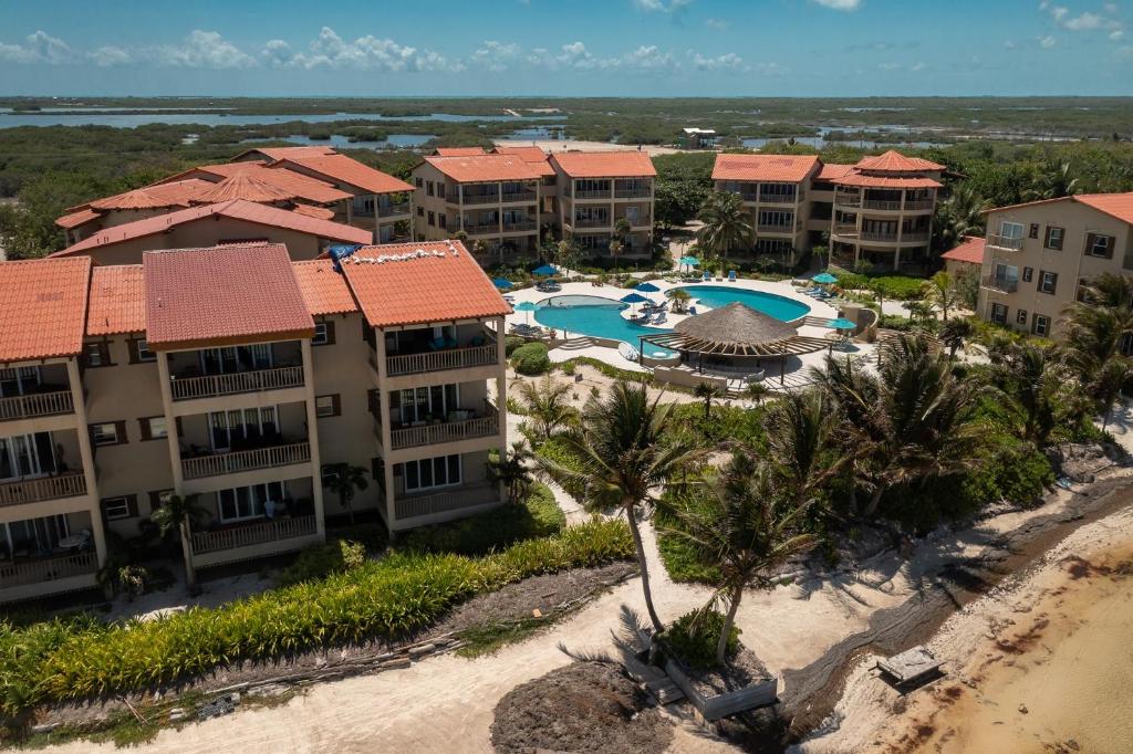 Residences at Barrier Reef 1-2C Oceanfront 2 BR by Stay Floreo, San Pedro