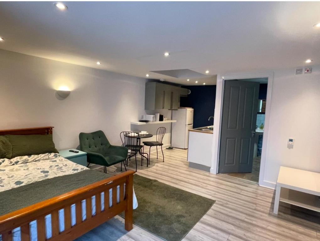 Haleema Lodge, Goodmayes