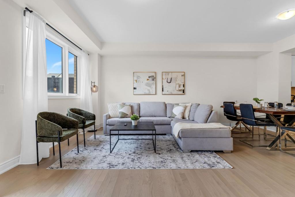 Bright & Stylish Modern Townhome in Oakville!, Oakville