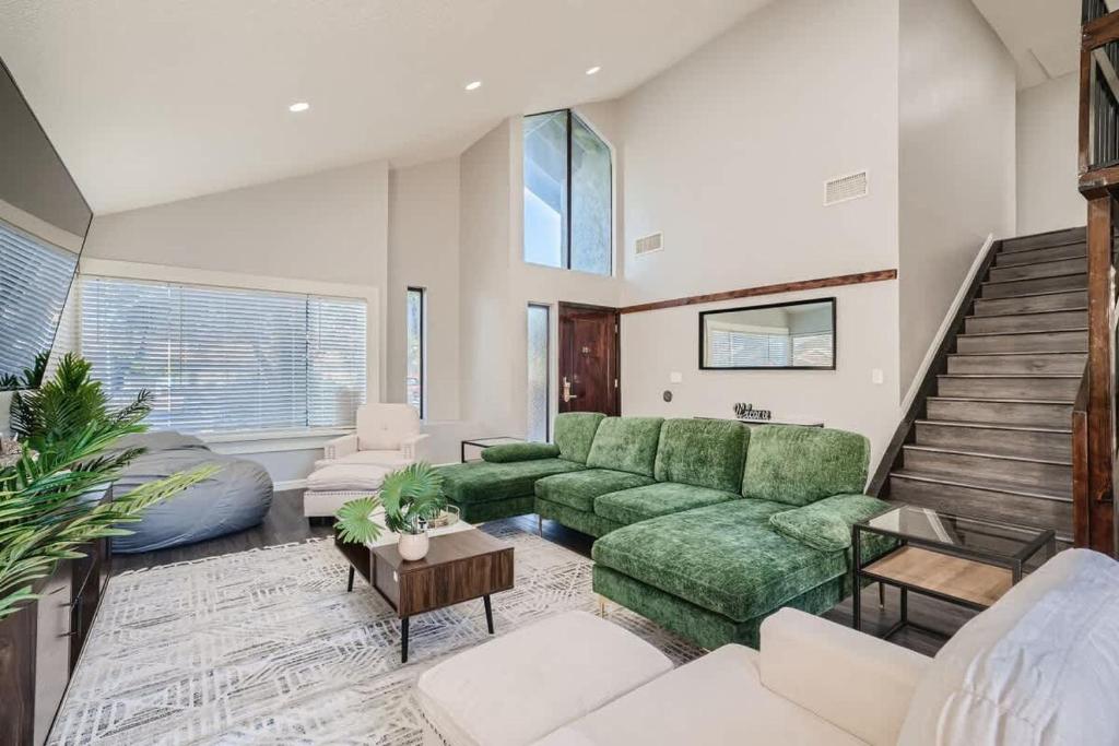 Tropical House with Heated Pool 10 Min to Strip, Las Vegas