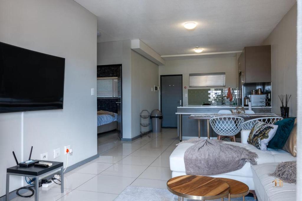 Bee's Central Hideout, Windhoek