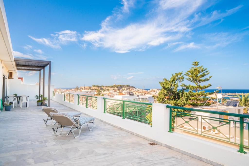 Lilys Penthouse in the centre of Rethymno with private parking, Réthymno