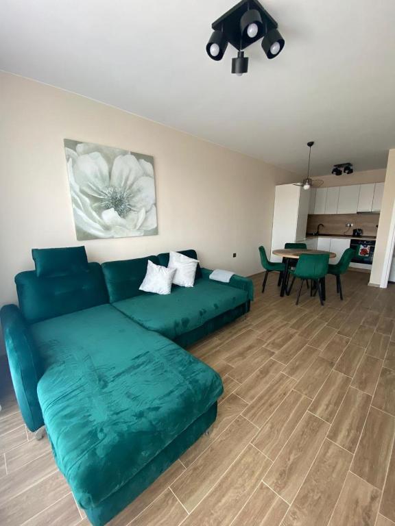 Modern 1BR Apart with Hill View & Parking, Plovdiv