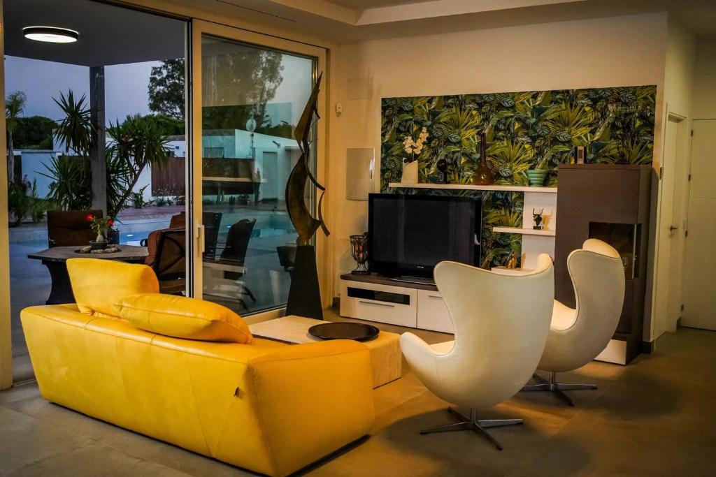 Spacious villa with pool in Chiclana de la Frontera - 4