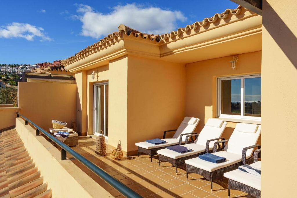 3 bedroom, top floor with fantastic terrace and pools - 3