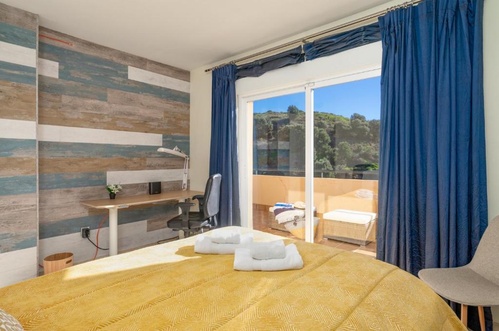 3 bedroom, top floor with fantastic terrace and pools - 4