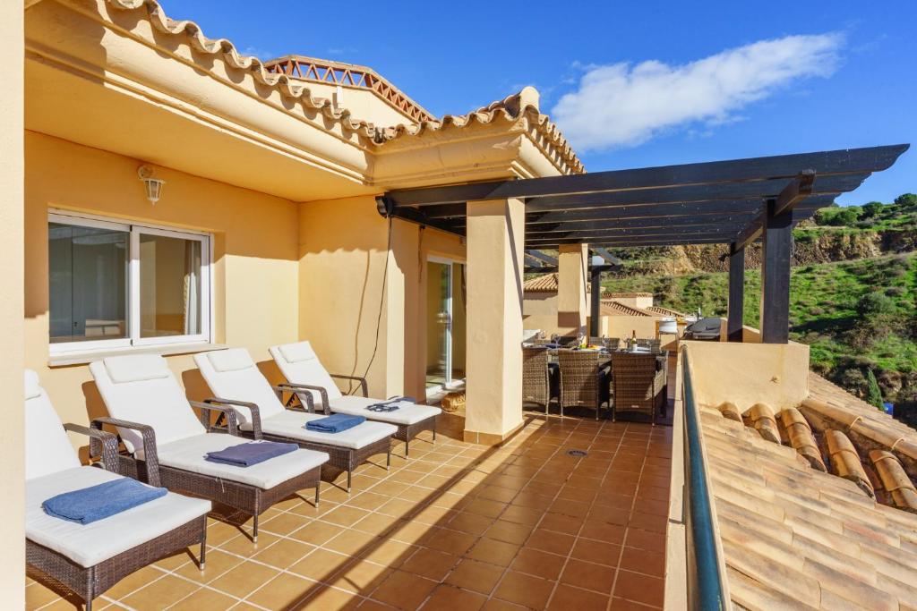 3 bedroom, top floor with fantastic terrace and pools - 2