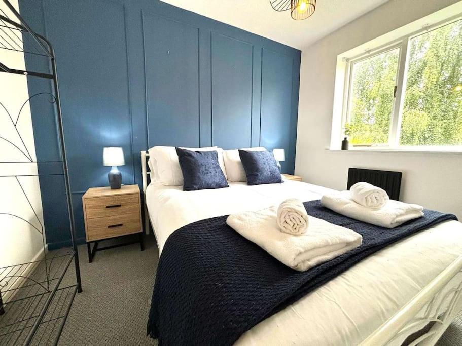 Stylish 3BR Hideaway in Shrewsbury - Business Ready, Leisure Friendly By Parydise Properties, Bicton