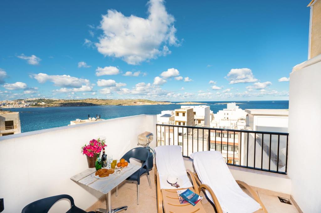 Penthouse with seaview terrace, St Paul's Bay