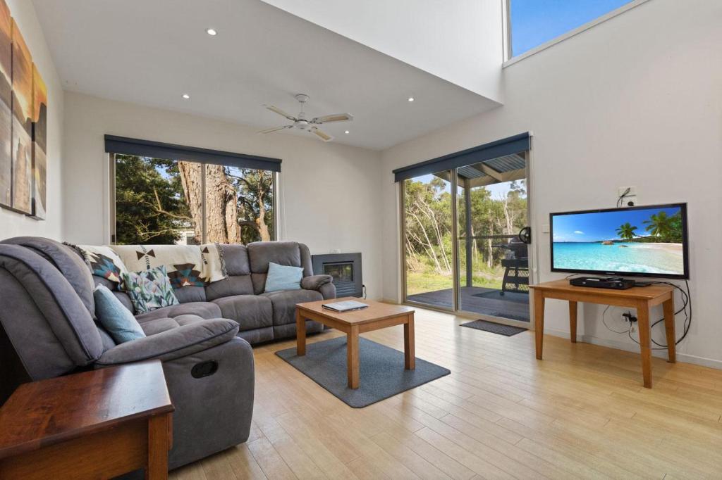 Despatch - Waterfront Retreat, Goon Nure