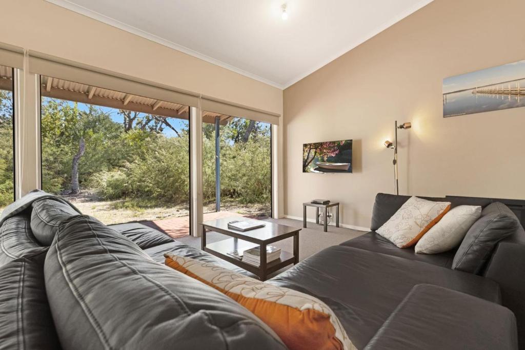 Amphion - Waterfront Retreat, Goon Nure