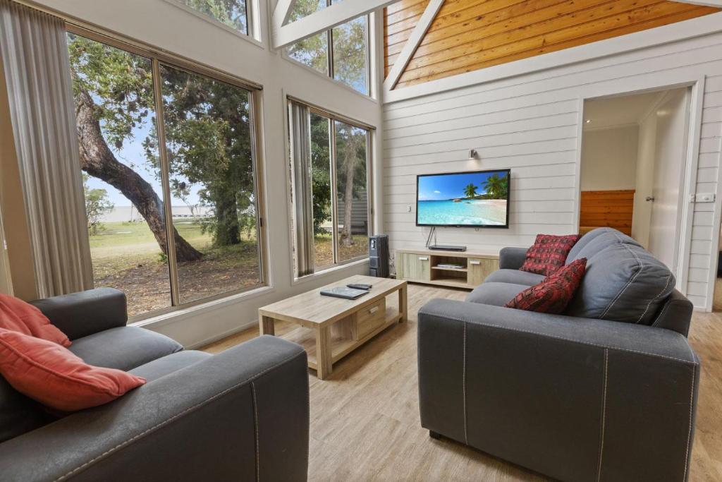 Westwind - Waterfront Retreat, Goon Nure