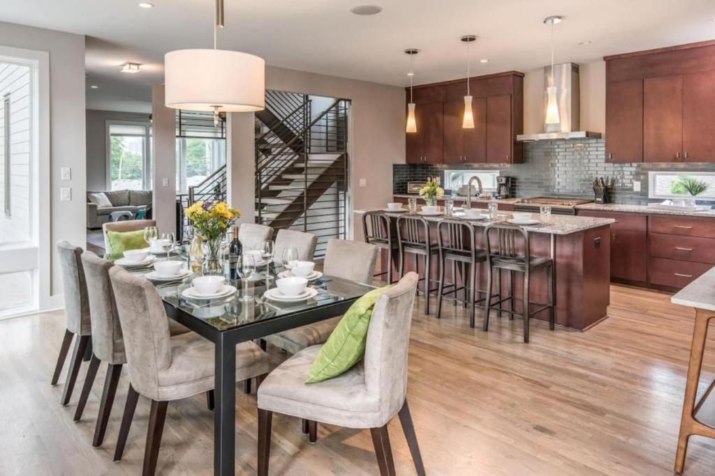 Great Location, Large Home - Roof Deck, Walk to Ni, Nashville