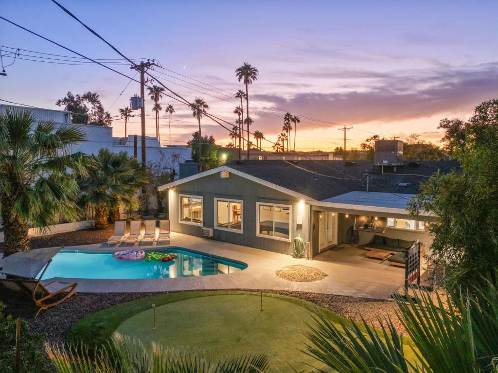 4 Br Tempe Retreat Pool Putt Putt Pool Table Grill, Tempe