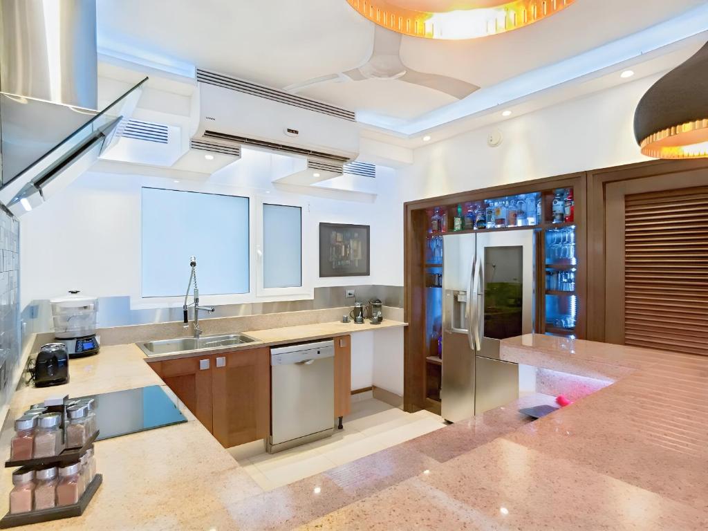 Luxury Duplex 2BR Pool & Garden View Quiet 30m from 5th Ave with Gym & Parking - 4