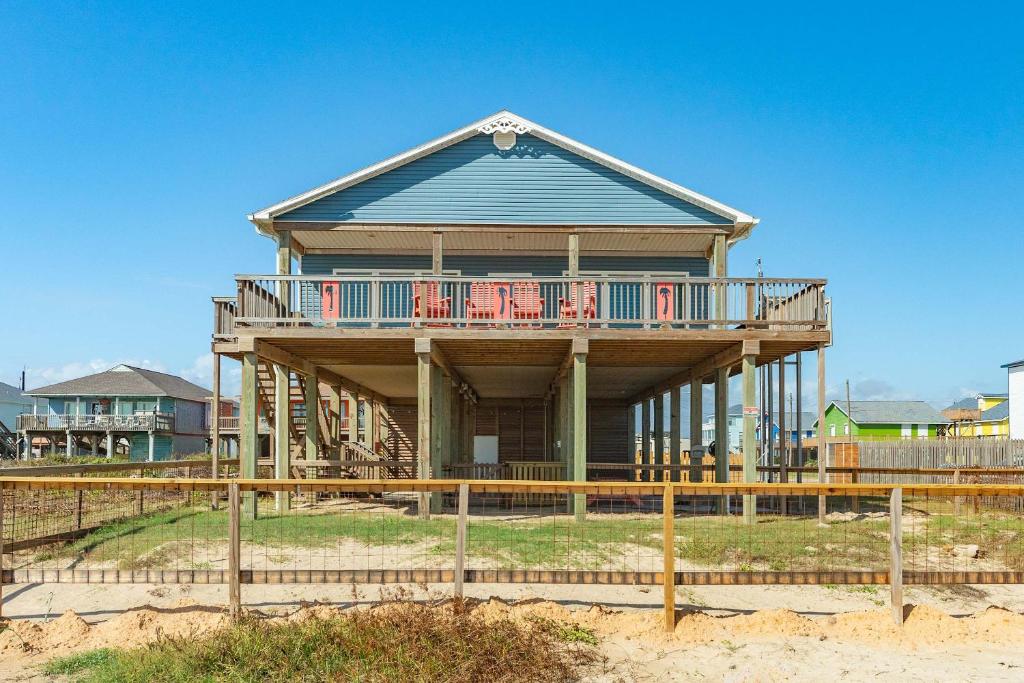 Shark Tooth - Beachfront - Pet & Family Friendly, Surfside Beach