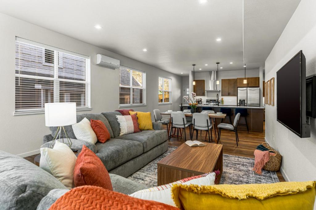 The Downtown Duplex - Pet Friendly - NEW BUILD, Colorado Springs