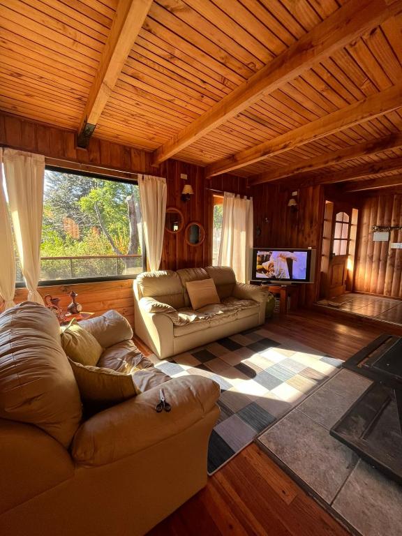Escape to Our Cosy Wooden Cabin on Lake Calafquén - 2