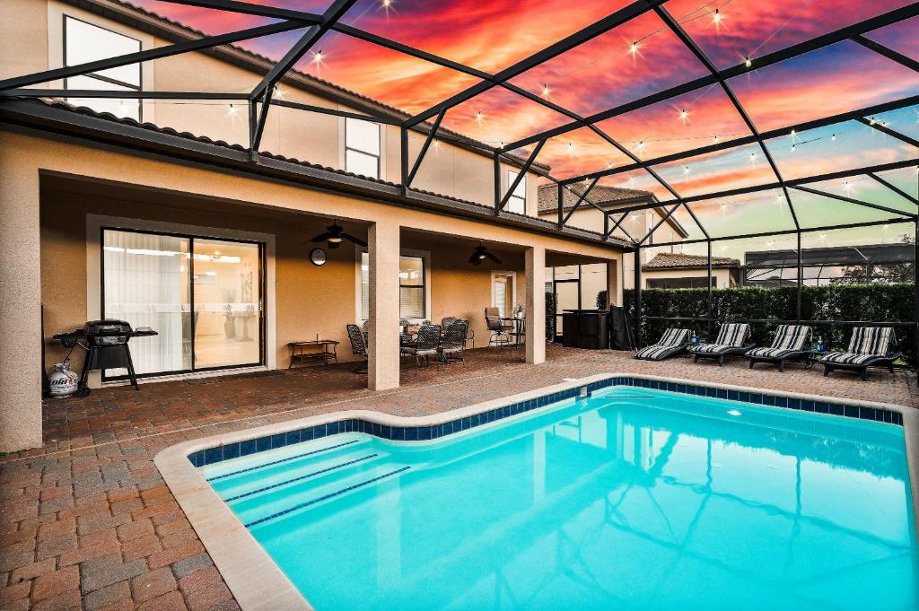 Sleeps 15 + Heated Pool+ Lazy River + Game room, Davenport